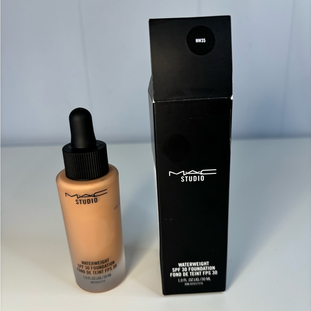 NEW - MAC Studio Waterweight SPF 30 Foundation Shade NW35.
